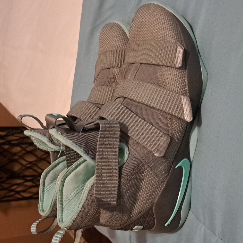Womens or could even be for boys size  6.5 youth or women's size 8 high tops
